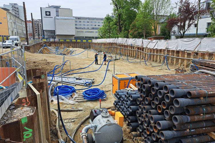 Mitarbeiter von BauGrund Süd arbeiten im Rahmen der Wasserhaltung auf einer Baustelle in Salzburg