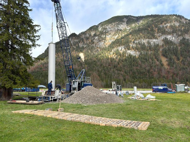 Bohrarbeiten für einen Tiefenbrunnen von BauGrund Süd mit Kran und Bohrgerät in alpiner Landschaft nahe Achensee