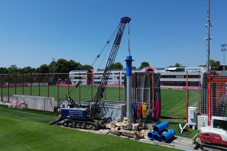 Ein Bohrer von BauGrund Süd baut einen Brunnen neben dem Trainingsgelände des FC Bayern München.