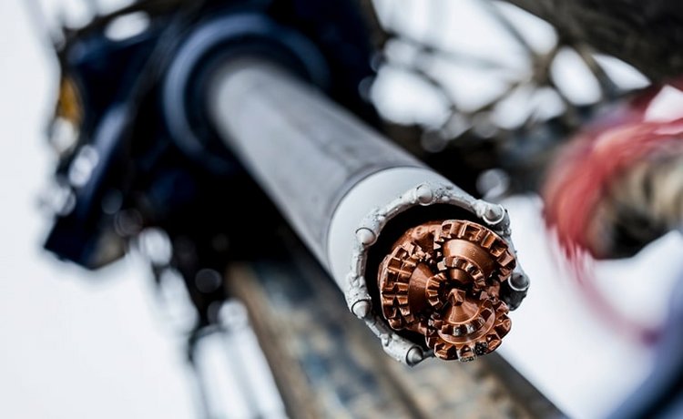 Nahaufnahme einer Erdsonde für eine Erdwärmebohrung.