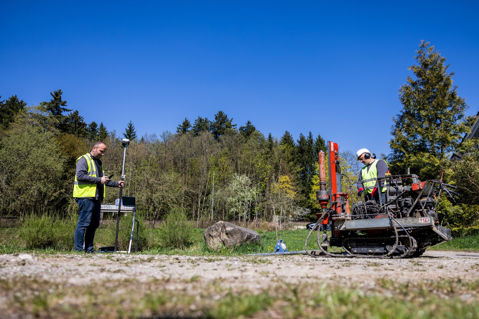 Mitarbeiter von BauGrund Süd bei einer Baugrunderkundung mit Sondiergerät