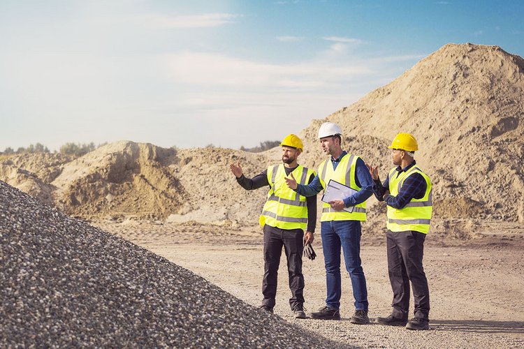 Mitarbeitende bei Bodensanierungsarbeiten auf Baustelle