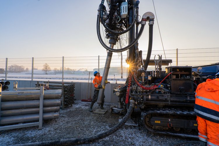 Erdsonden für Erdwärme Mitarbeiter von BauGrund Süd führen eine Bohrung für Erdsonden für Erdwärme durch