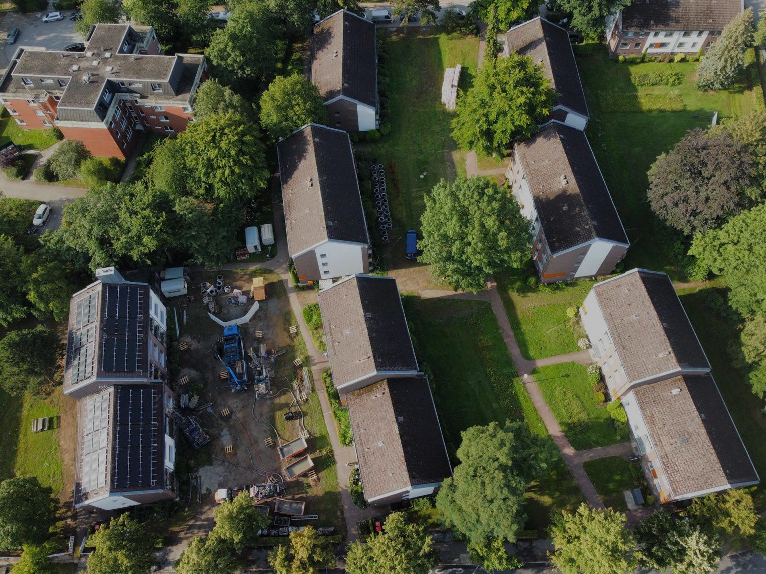 Luftaufnahme eines Wohnquartiers mit nachhaltigen Energiekonzepten