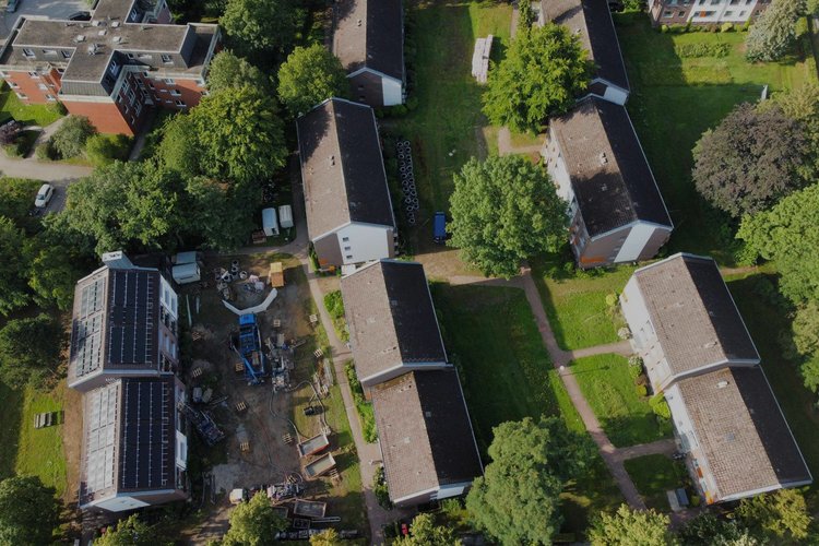 Luftaufnahme eines Wohnquartiers mit nachhaltigen Energiekonzepten