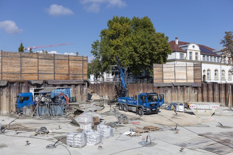 Erdwärmebohrungen von BauGrund Süd auf Baustelle in Konstanz mit Bohrgerät, Lkw und vorbereiteter Baugrube