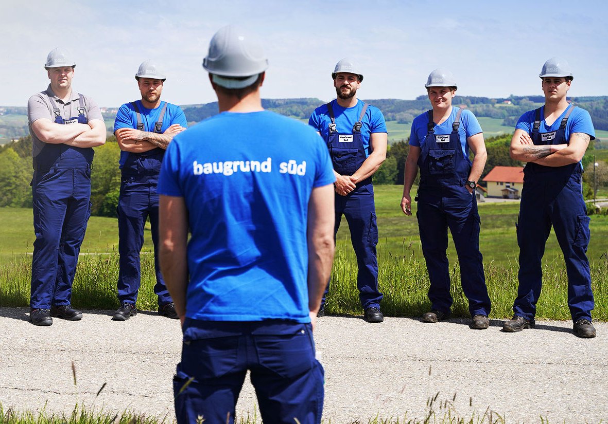 Gruppenbild der Auszubildenden von BauGrund Süd. Im Vordergrund ein Auszubildender mit dem Rücken zur Kamera auf dem Shirt kann man BauGrund Süd lesen.