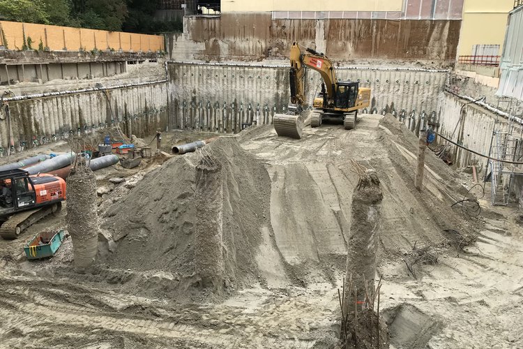 Eine Baustelle von BauGrund Süd mit Baggern und Rohrmaterial in München