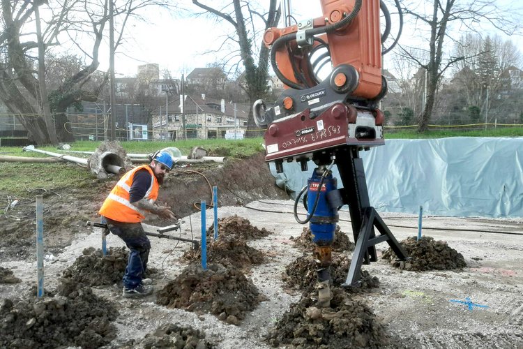 Mitarbeiter von BauGrund Süd bei der Kampfmittlerkundung auf einer Baustelle in Stuttgart