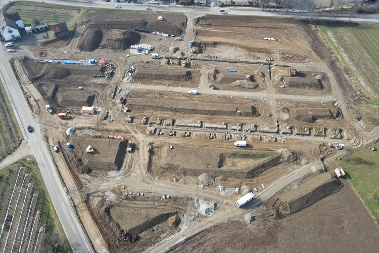 Luftaufnahme einer Großbaustelle in Kressbronn mit kaltem Nahwärmenetz, Rohrleitung sind deutlich sichbar