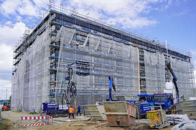 Geothermie-Bohrungen von BauGrund Süd am GreenTech Hub Memmingen BauGrund Süd bei Bohrarbeiten für Geothermie am GreenTech Hub Memmingen mit Baugerüst und Energiepfahl-Installation