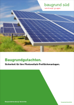 Titelseite des Prospekts 2021 mit Photovoltaikanlage und grünem Balken