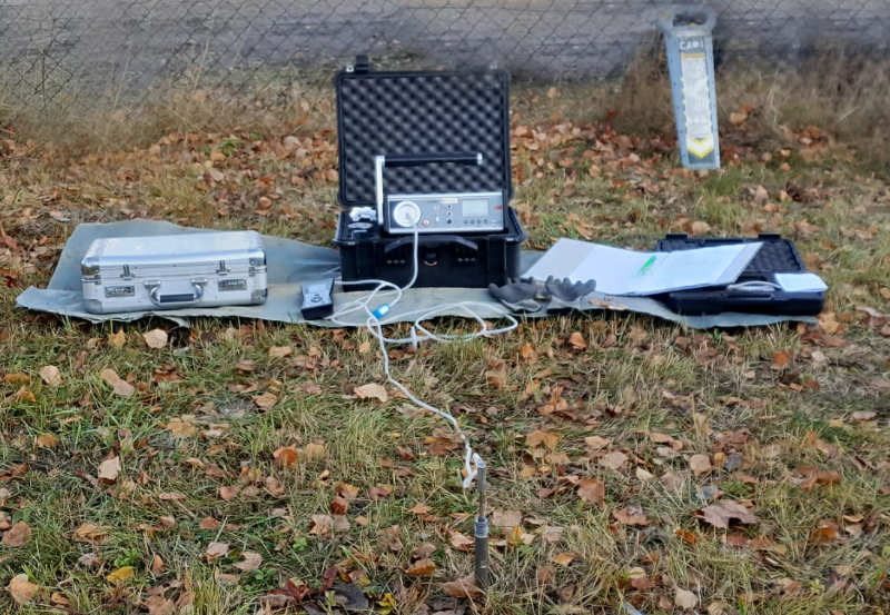 Messgerät Alpha-Guard auf Rasenfläche im Außeneinsatz